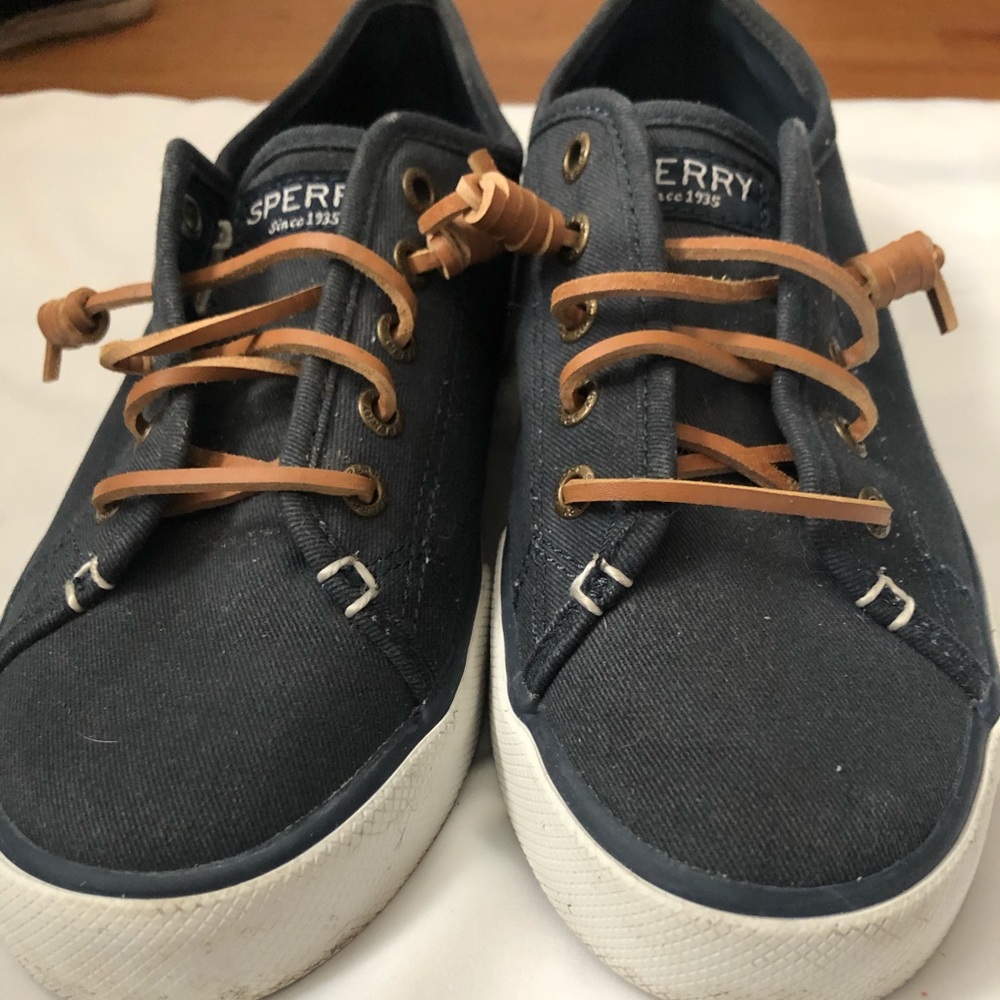 Woman’s sperry’s size 7M